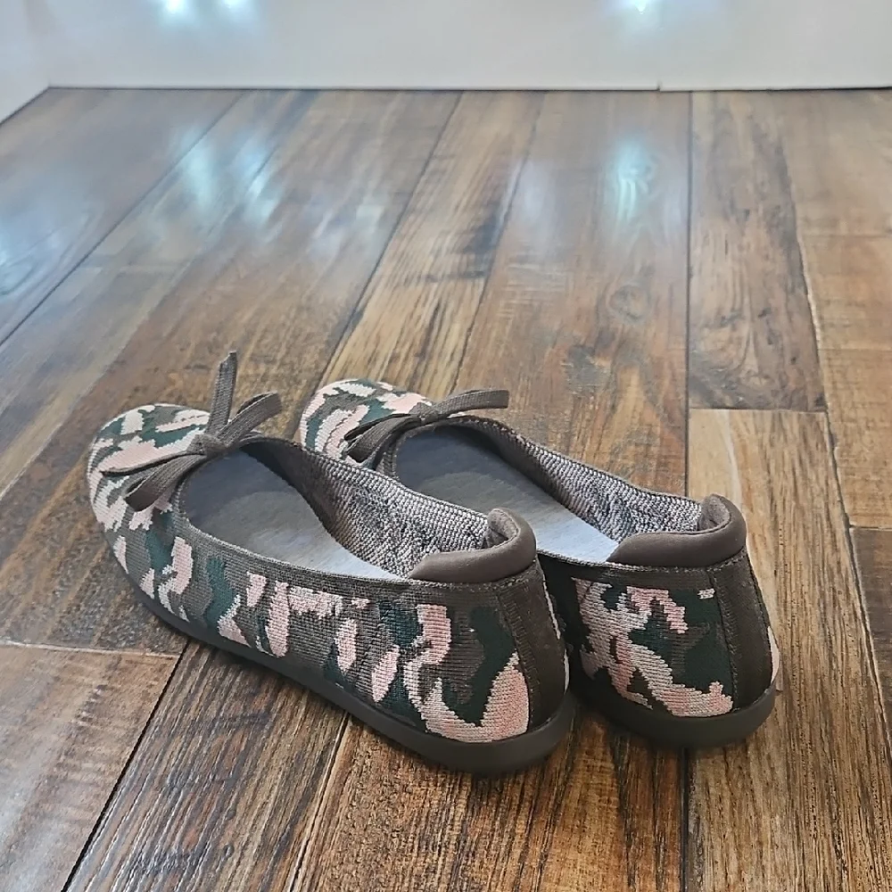 New Cloudsteppers by Clarks. Pink,Olive,White Camo Patterned Flats W/ Bow (Sz.8)